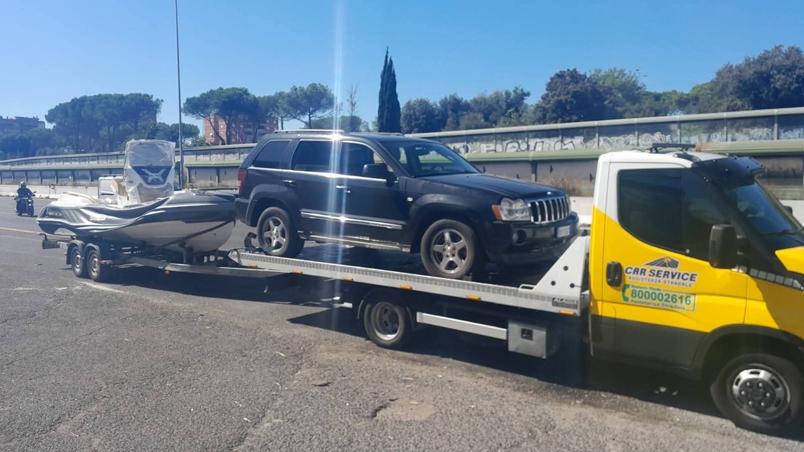 Traino auto su carroattrezzi a Roma