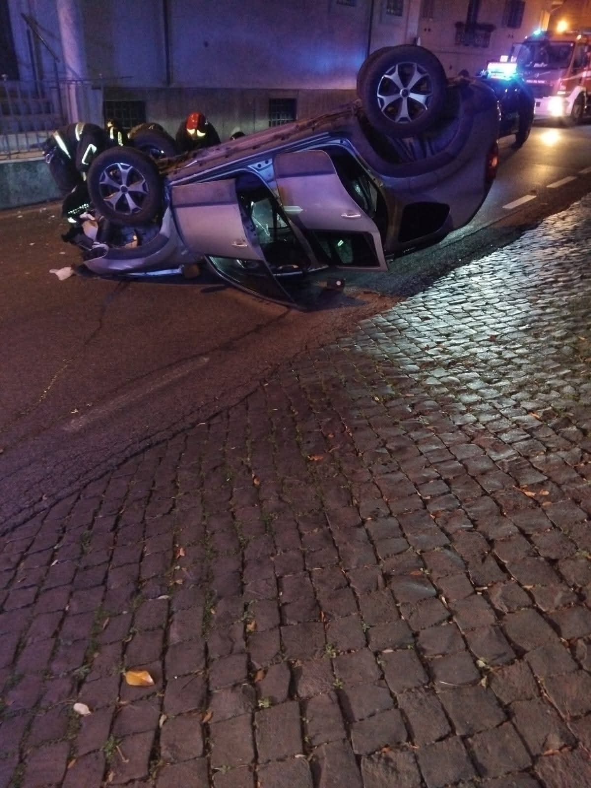 Intervento su SUV incidentato a Roma