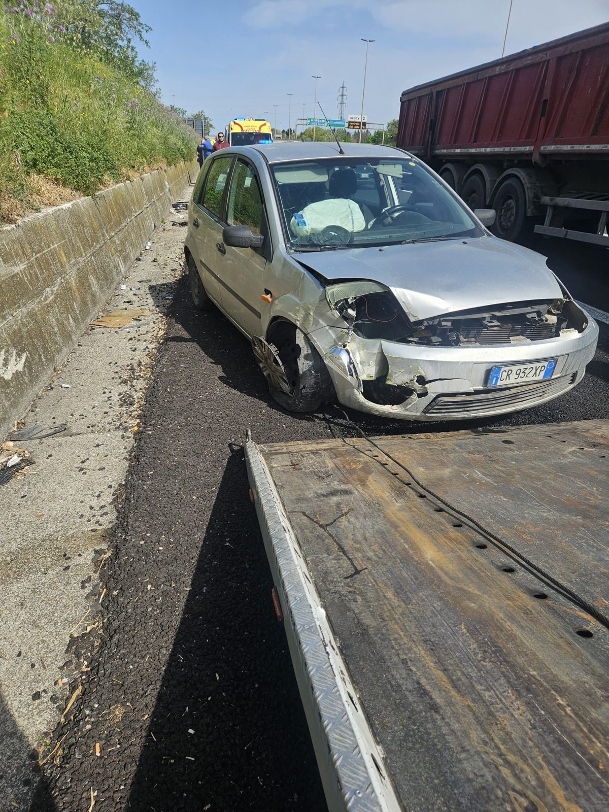 Traino auto danneggiata a Roma